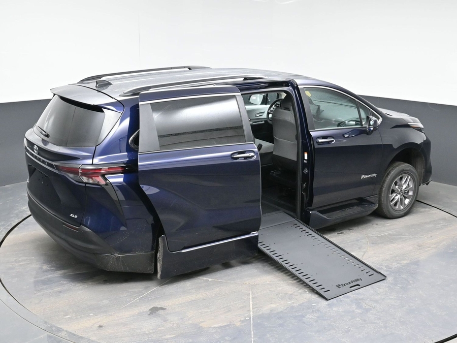 New 2026 Toyota Sienna Hybrid XLE Base - BraunAbility Side Entry In Floor Automatic Ramp