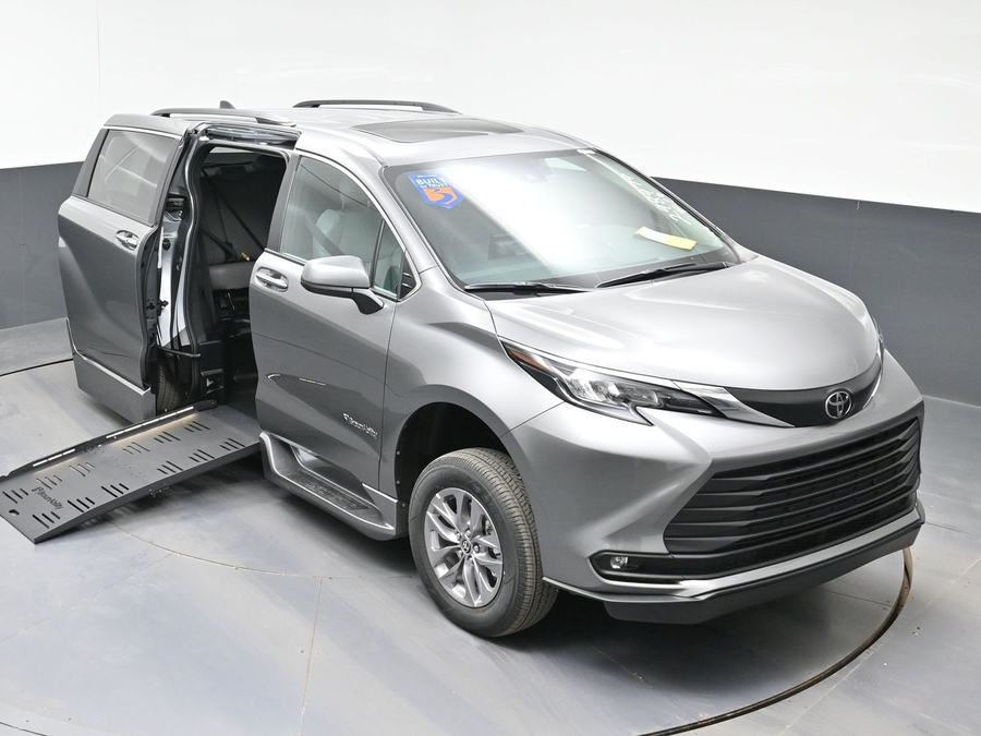 Grey Toyota Sienna image number 19