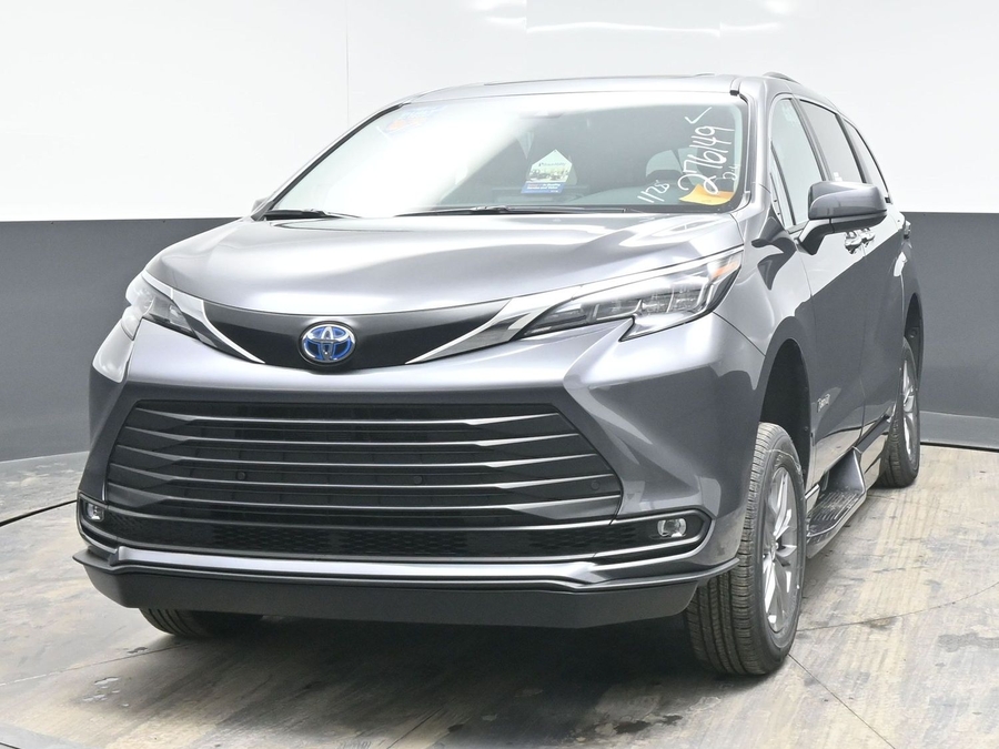 Grey Toyota Sienna image number 1