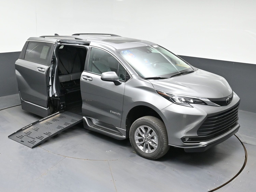 New 2026 Toyota Sienna Hybrid XLE Add - BraunAbility Side Entry Fold Out Automatic Ramp