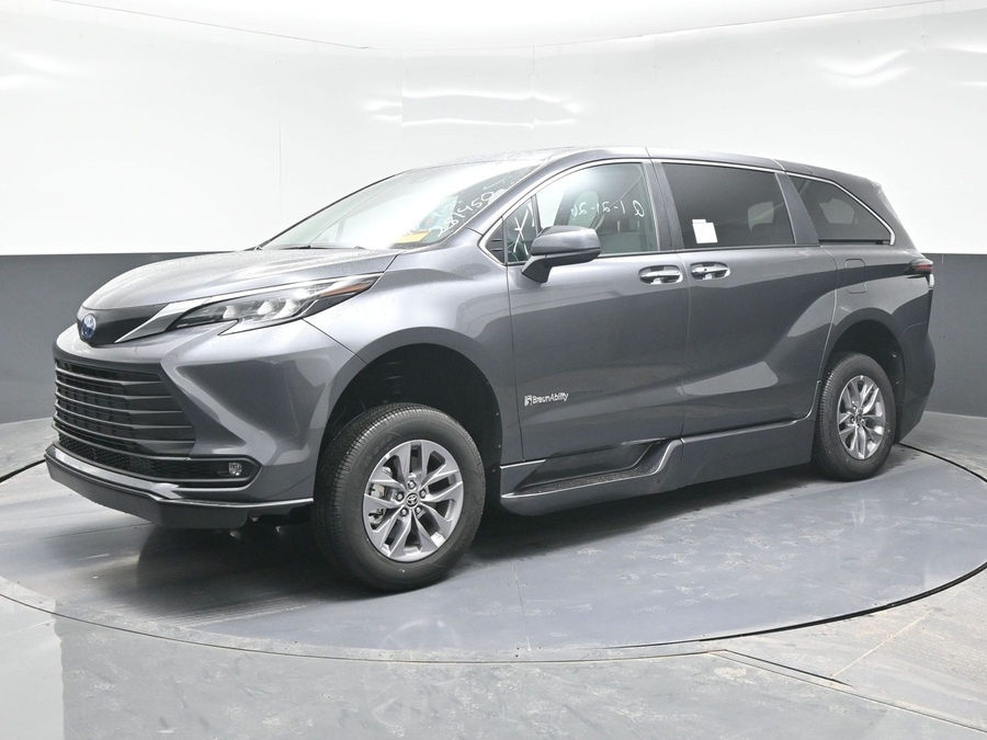 New 2025 Toyota Sienna Hybrid XLE Base - BraunAbility Side Entry Entry In Floor Automatic Ramp