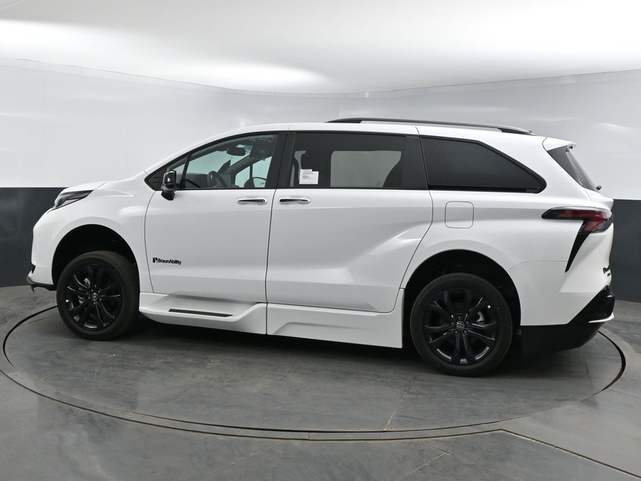New 2025 Toyota Sienna Hybrid LE - BraunAbility Side Entry Entry Fold Out Automatic Ramp