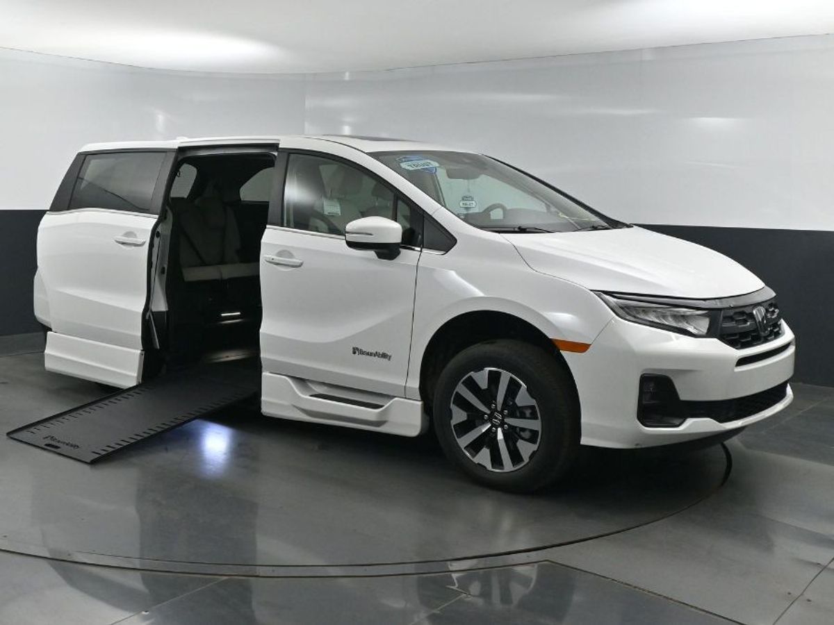 White Honda Odyssey image number 1
