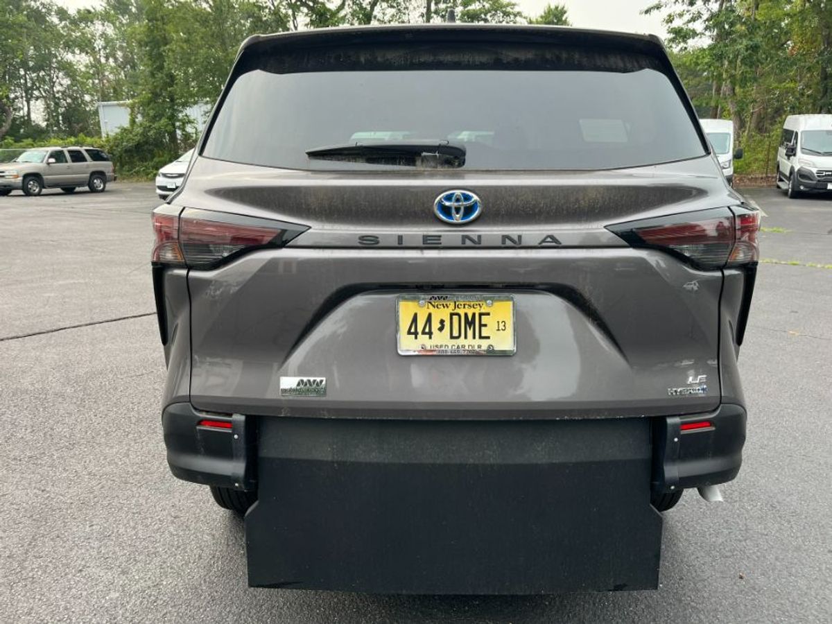 Grey Toyota Sienna image number 5