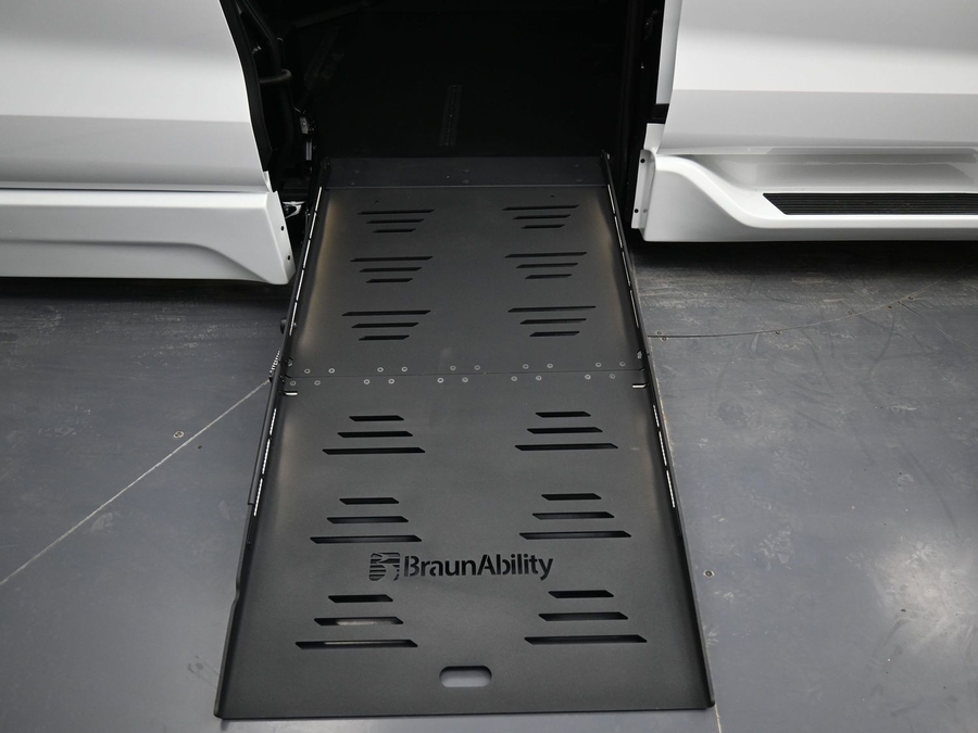 New 2025 Toyota Sienna Hybrid LE - BraunAbility Side Entry Entry Fold Out Automatic Ramp