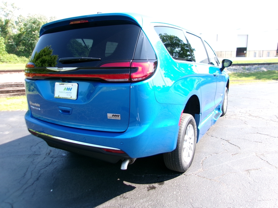 Blue Chrysler Pacifica image number 10