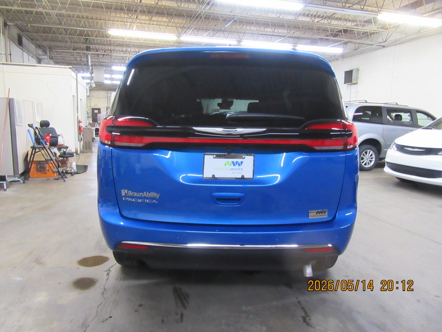 Blue Chrysler Pacifica image number 34