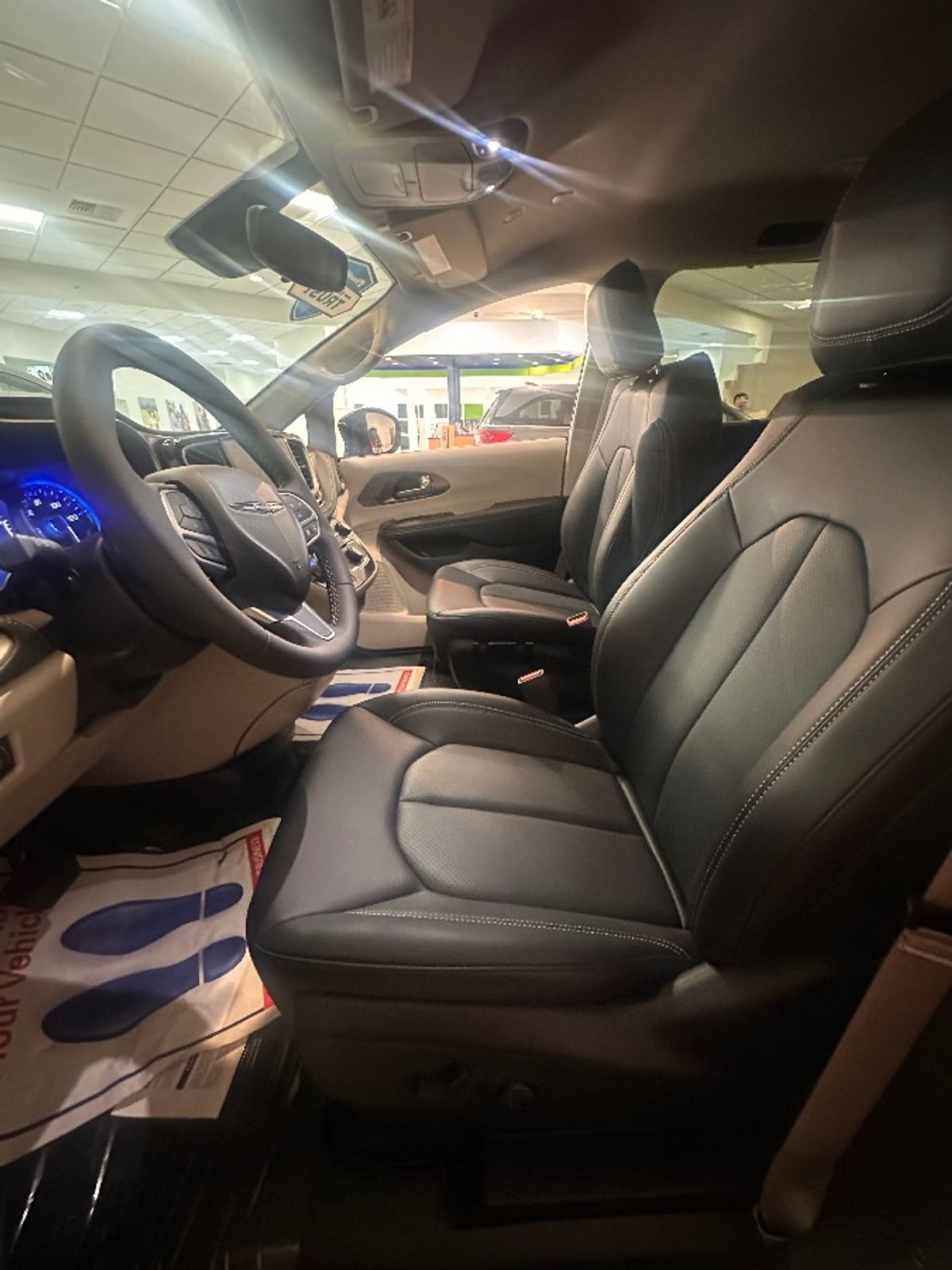 Silver Chrysler Pacifica image number 17