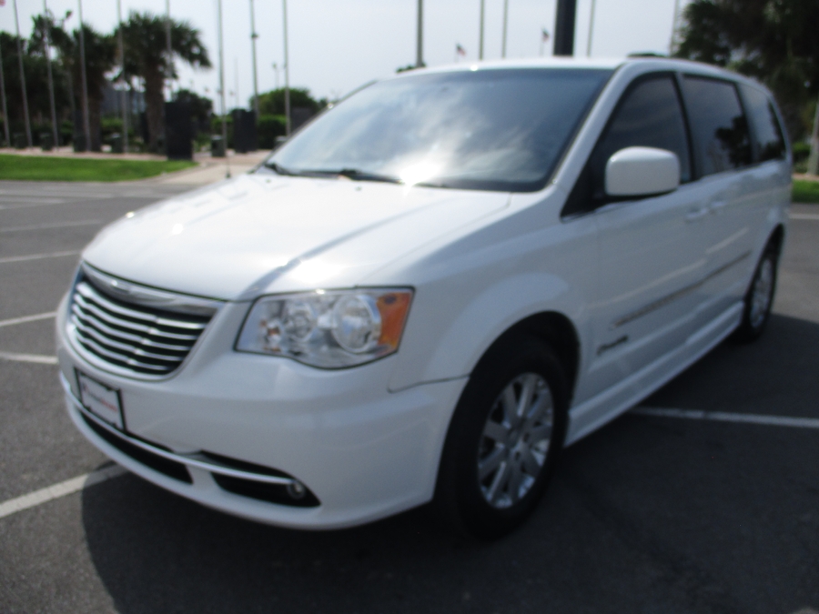 Used 2015 Chrysler Town and Country Touring - BraunAbility Side Entry Entry Fold Out Automatic Ramp