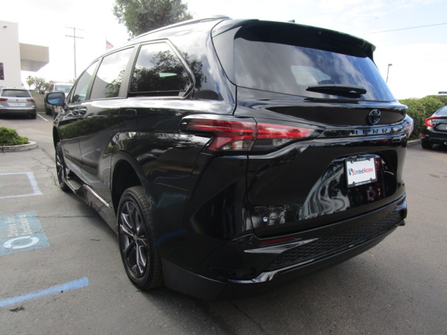 New 2025 Toyota Sienna Hybrid XSE Sport - BraunAbility Side Entry Entry In Floor Automatic Ramp
