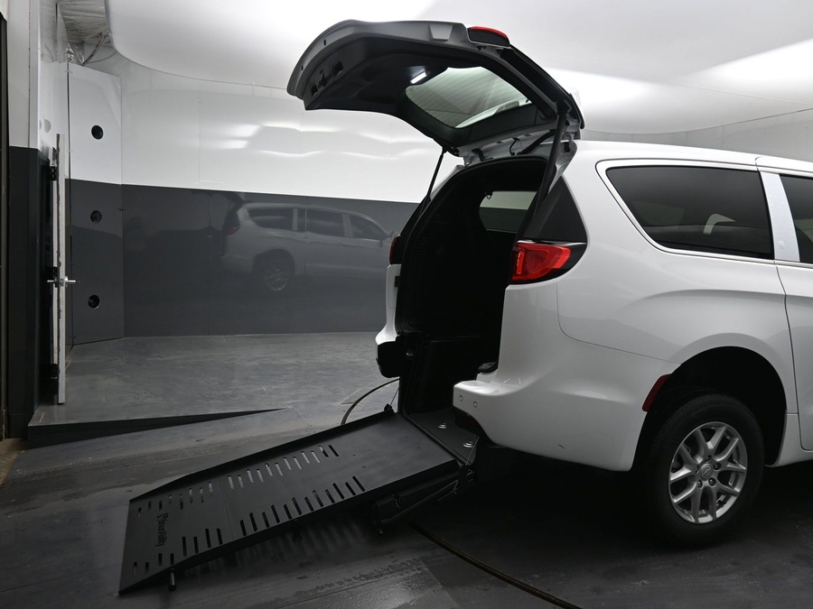 White Chrysler Voyager image number 10