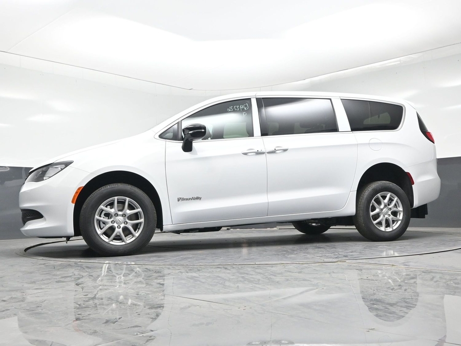 White Chrysler Voyager image number 18