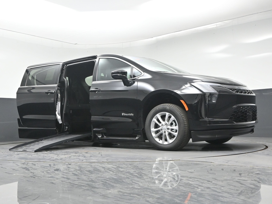 New 2027 Chrysler Pacifica Select Plus - BraunAbility Side Entry Fold Out Automatic Ramp
