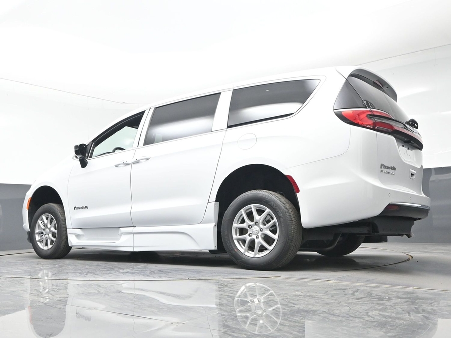 White Chrysler Pacifica image number 17