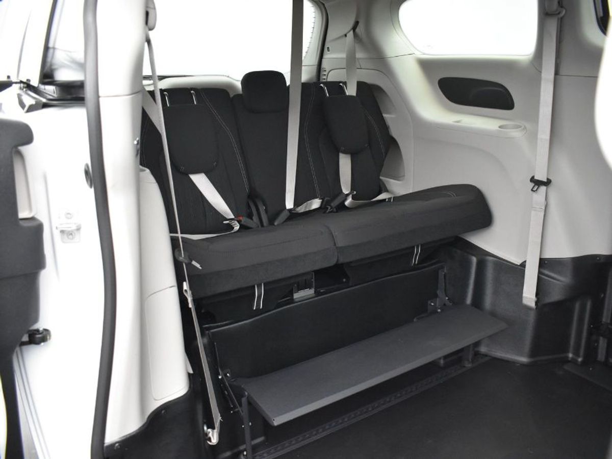 White Chrysler Voyager image number 3