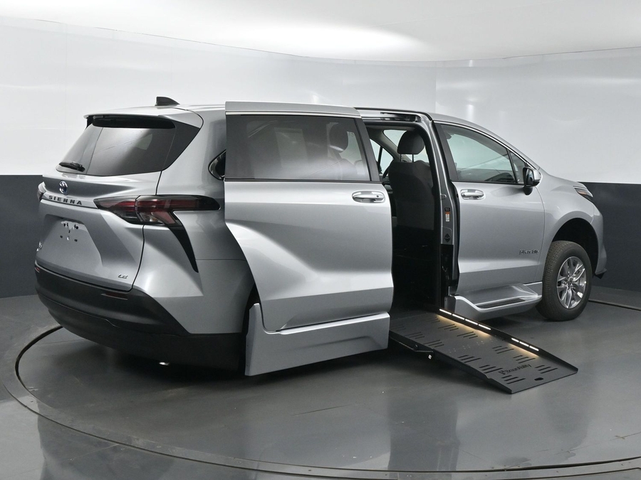New 2025 Toyota Sienna Hybrid LE - BraunAbility Side Entry Entry Fold Out Automatic Ramp