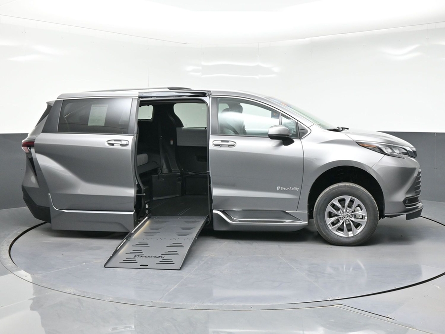 Grey Toyota Sienna image number 5