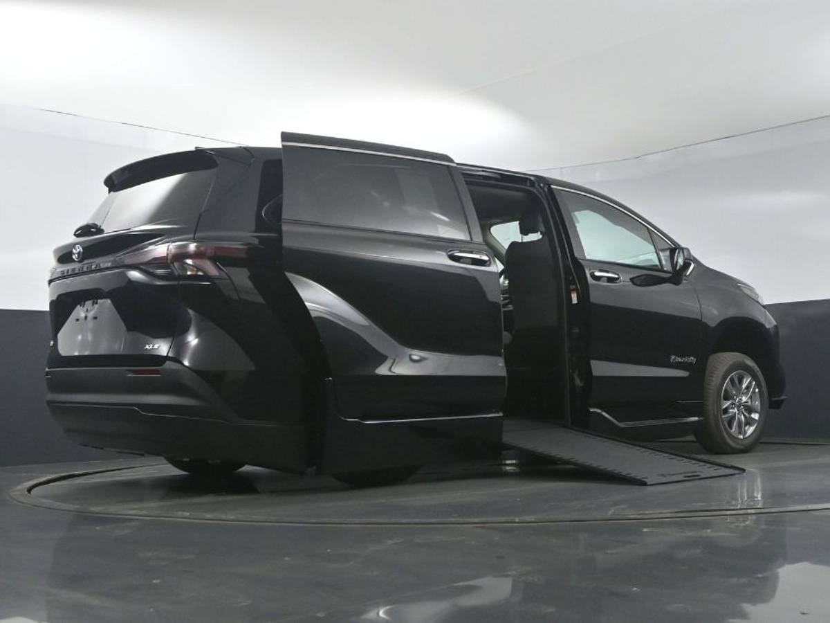 Black Toyota Sienna image number 20