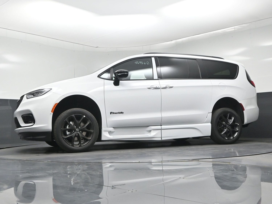 White Chrysler Pacifica image number 16