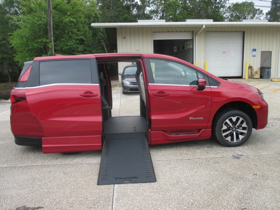 Red Honda Odyssey image number 5