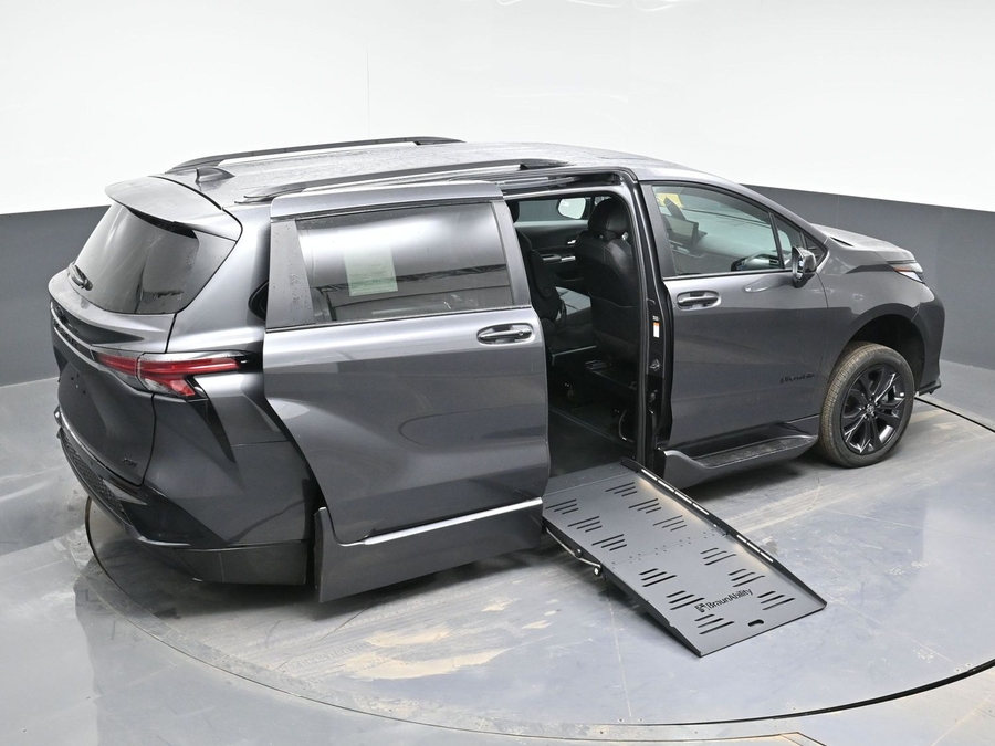 Grey Toyota Sienna image number 25