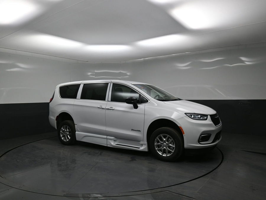 White Chrysler Pacifica image number 17