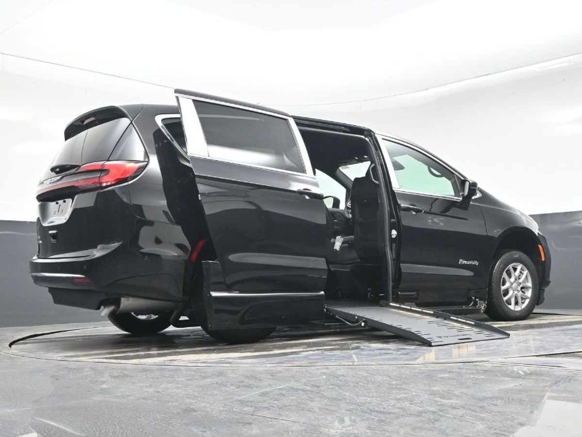 Black Chrysler Pacifica image number 20