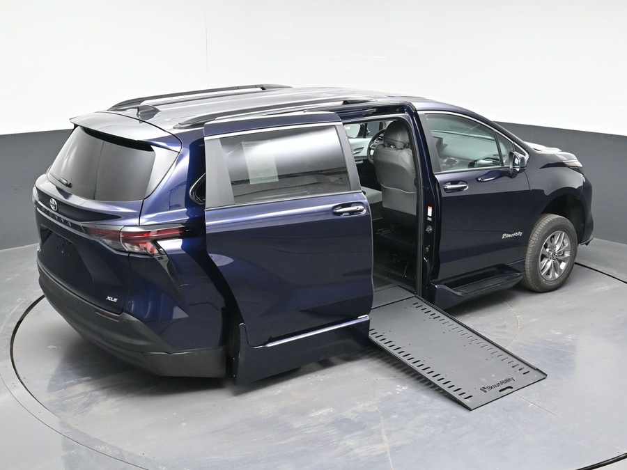 New 2026 Toyota Sienna Hybrid XLE Add - BraunAbility Side Entry Entry In Floor Automatic Ramp