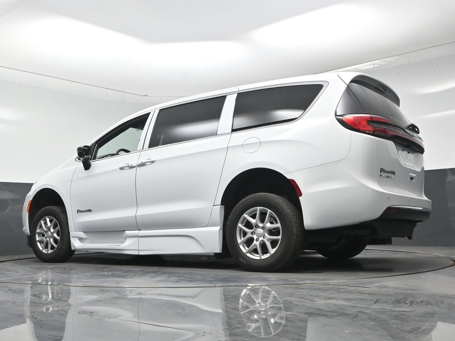 New 2026 Chrysler Pacifica Select Plus - BraunAbility Side Entry In Floor Automatic Ramp