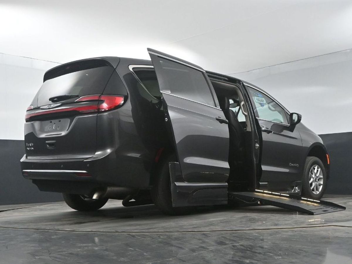 Grey Chrysler Pacifica image number 12
