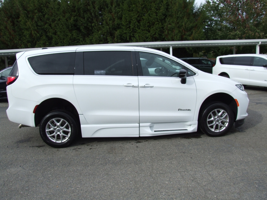 Used 2024 Chrysler Pacifica Touring L - BraunAbility Side Entry Fold Out Automatic Ramp