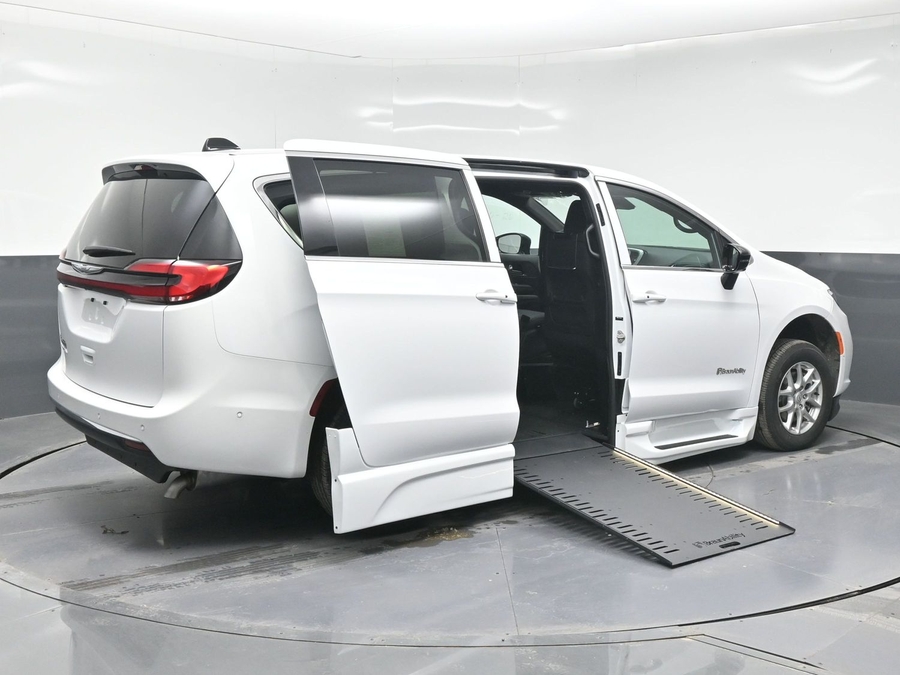New 2025 Chrysler Pacifica Select Plus - BraunAbility Side Entry Entry In Floor Automatic Ramp