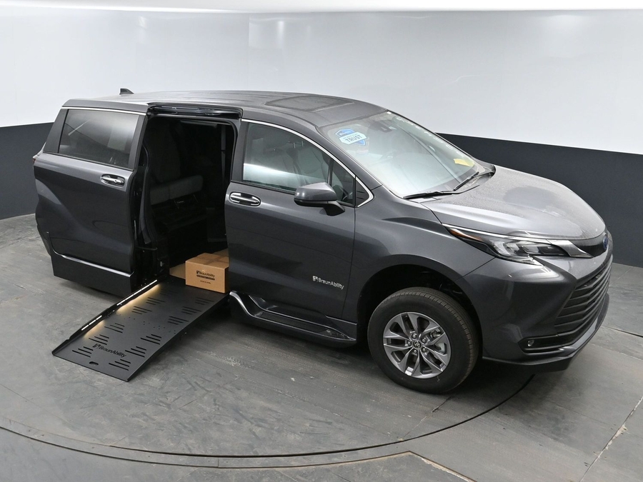 New 2025 Toyota Sienna Hybrid XLE Base - BraunAbility Side Entry Entry Fold Out Automatic Ramp