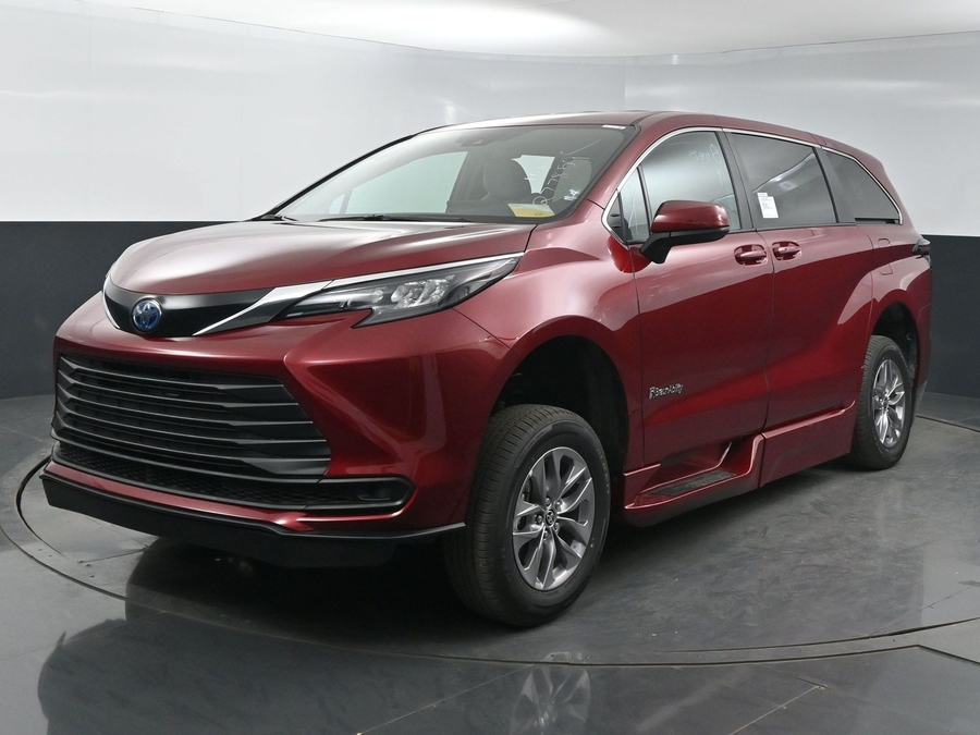 New 2025 Toyota Sienna Hybrid LE - BraunAbility Side Entry Entry Fold Out Automatic Ramp