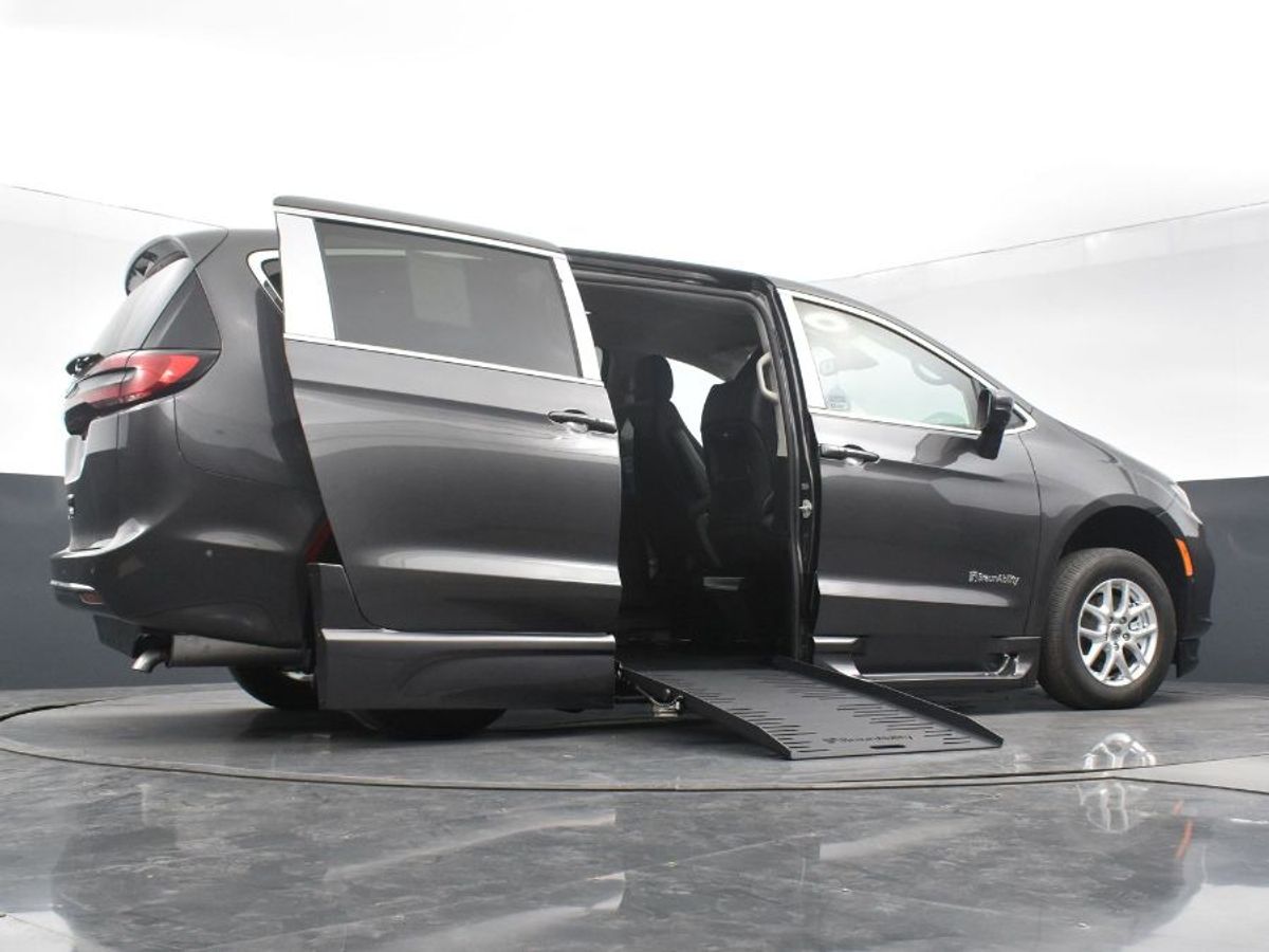 Grey Chrysler Pacifica image number 12