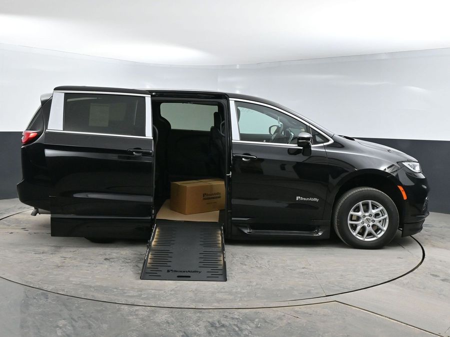 New 2025 Chrysler Pacifica Select Safety - BraunAbility Side Entry Entry Fold Out Automatic Ramp