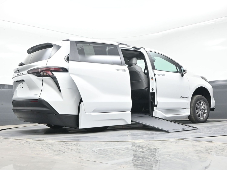 New 2026 Toyota Sienna Hybrid XLE Base - BraunAbility Side Entry In Floor Automatic Ramp