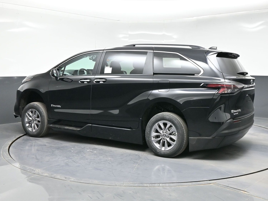 Black Toyota Sienna image number 3