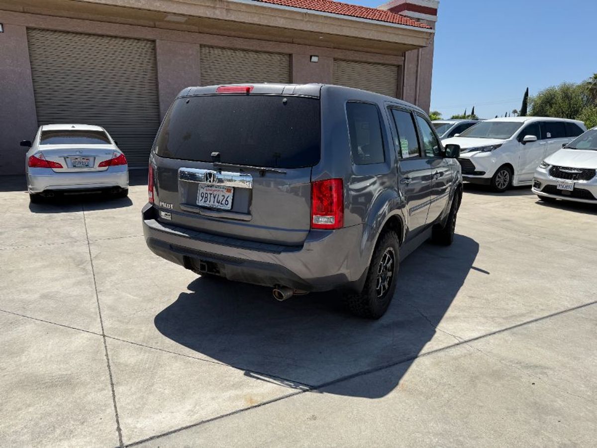Silver Honda Pilot image number 4