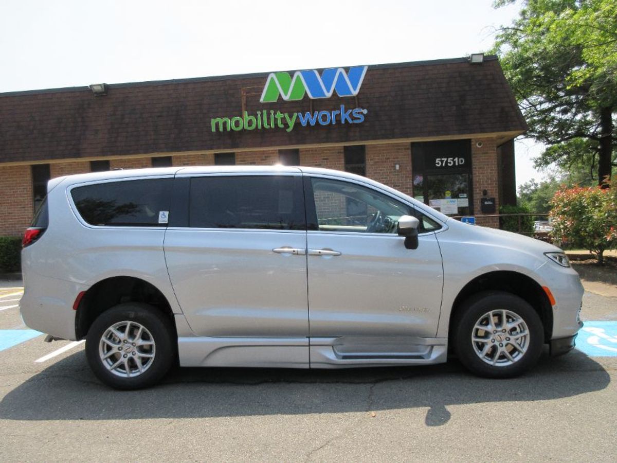 Silver Chrysler Pacifica image number 6