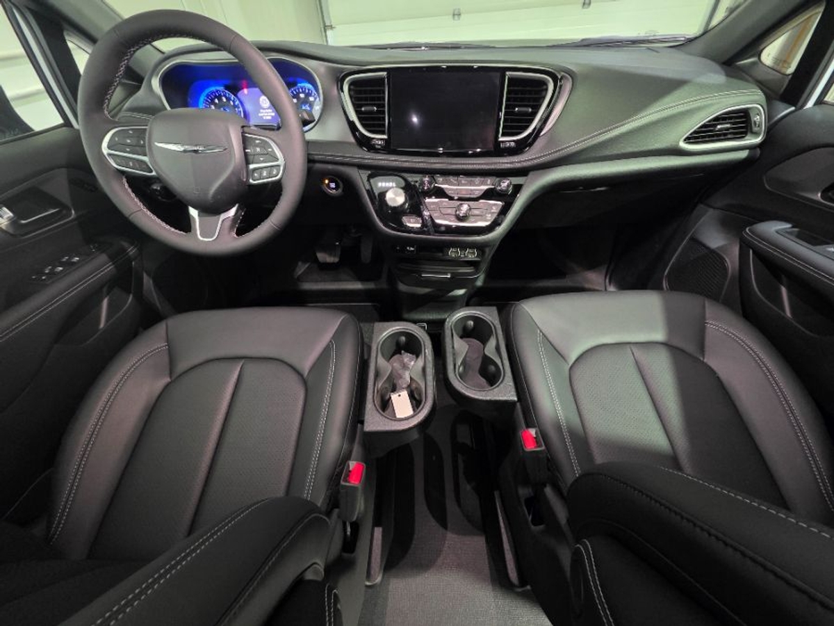 2025 CHRYSLER PACIFICA - Image 17