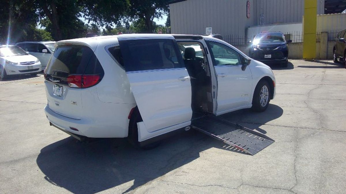 2024 CHRYSLER VOYAGER - Image 2