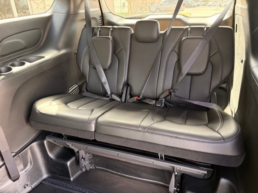 Black Chrysler Pacifica image number 4