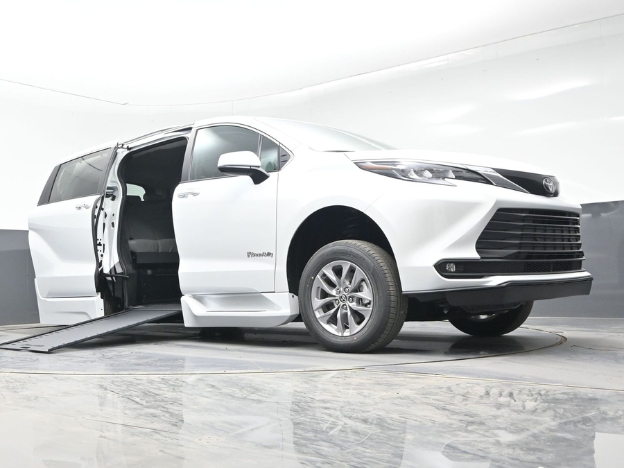 New 2026 Toyota Sienna Hybrid XLE Base - BraunAbility Side Entry In Floor Automatic Ramp