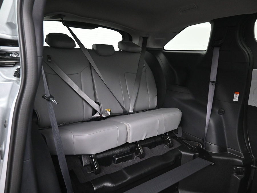 Silver Toyota Sienna image number 9