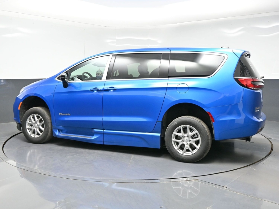 Blue Chrysler Pacifica image number 3