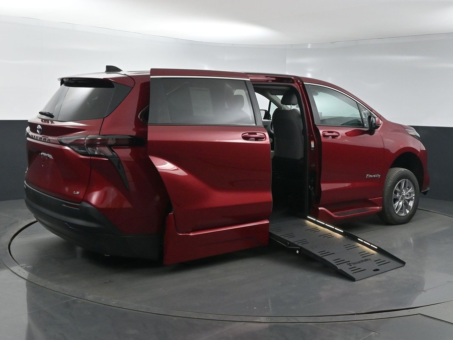 New 2025 Toyota Sienna Hybrid LE - BraunAbility Side Entry Entry Fold Out Automatic Ramp