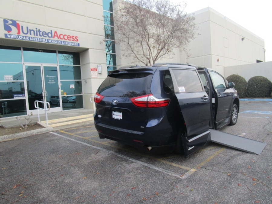 Used 2018 Toyota Sienna XLE Base - VMI Side Entry Entry In Floor Automatic Ramp