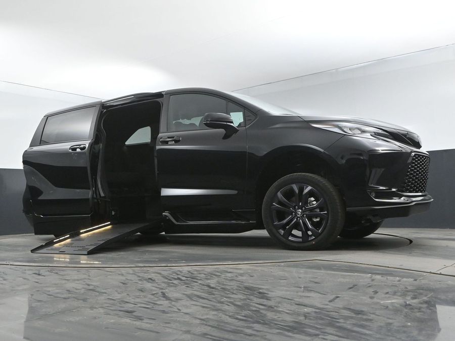 New 2025 Toyota Sienna Hybrid XSE Sport - BraunAbility Side Entry Entry Fold Out Automatic Ramp