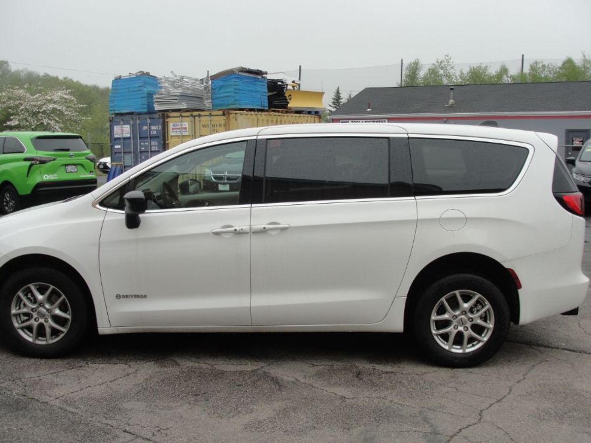 2024 CHRYSLER VOYAGER - Image 10